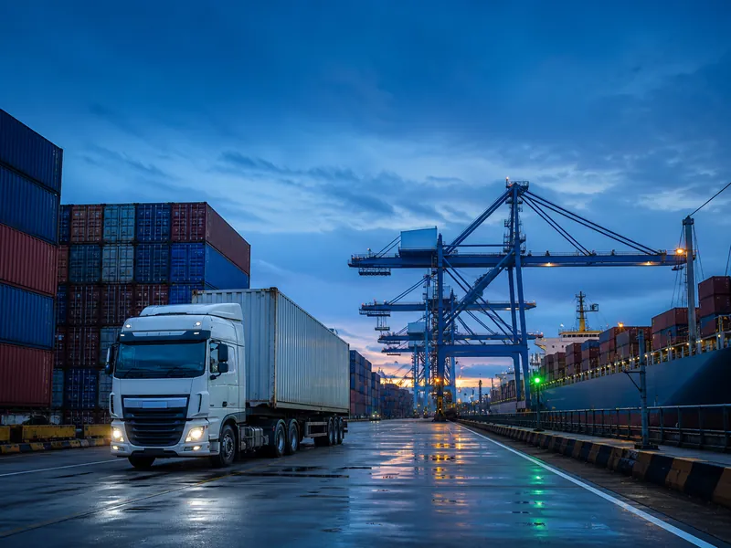 Cảng container Hải Phòng với cẩu bờ và tàu hàng